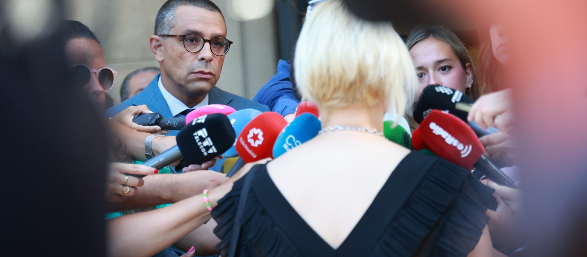 El abogado José Antonio Sires (i), y la mujer denunciante (d)atienden a los medios de comunicación