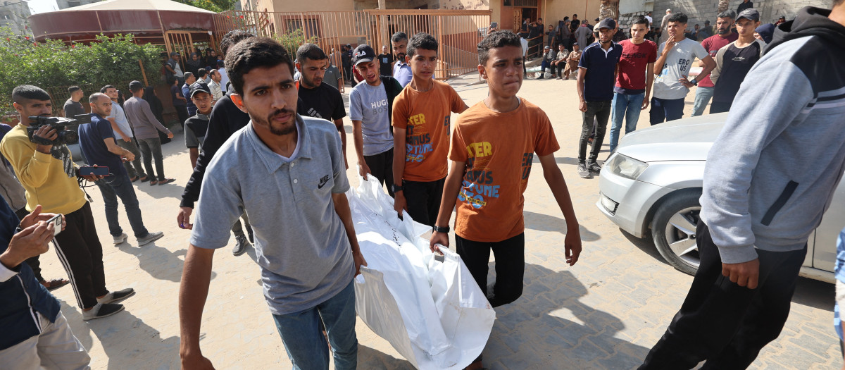 Dolientes portan un cuerpo durante la procesión fúnebre de las víctimas de un ataque israelí en Jan Yunis, al sur de la Franja de Gaza