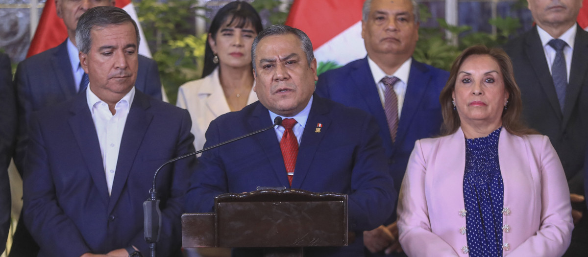 La presidenta Dina Boluarte junto al exjefe de Gabinete Gustavo Adrianzen
