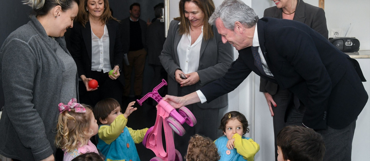El presidente de la Xunta, Alfonso Rueda, y la conselleira de Política Social, Fabiola García, visitan una escuela infantil
XUNTA DE GALICIA / Europa Press
12/3/2025