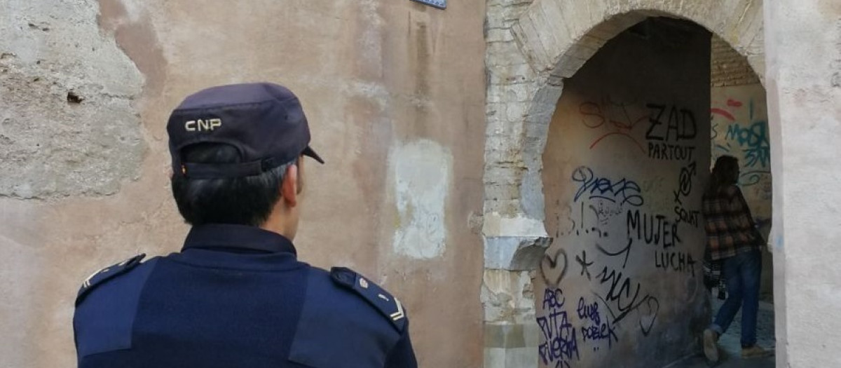 Agente de Policía Nacional en el Albaicín

REMITIDA / HANDOUT por POLICÍA NACIONAL
Fotografía remitida a medios de comunicación exclusivamente para ilustrar la noticia a la que hace referencia la imagen, y citando la procedencia de la imagen en la firma
15/5/2025