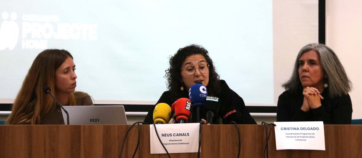 Cristina vidal, directora del área terapéutica del Proyecto Hombre; Neus Canals, directora de la entidad; y Cristina Delgado, Coordinadora de programas de prevención
