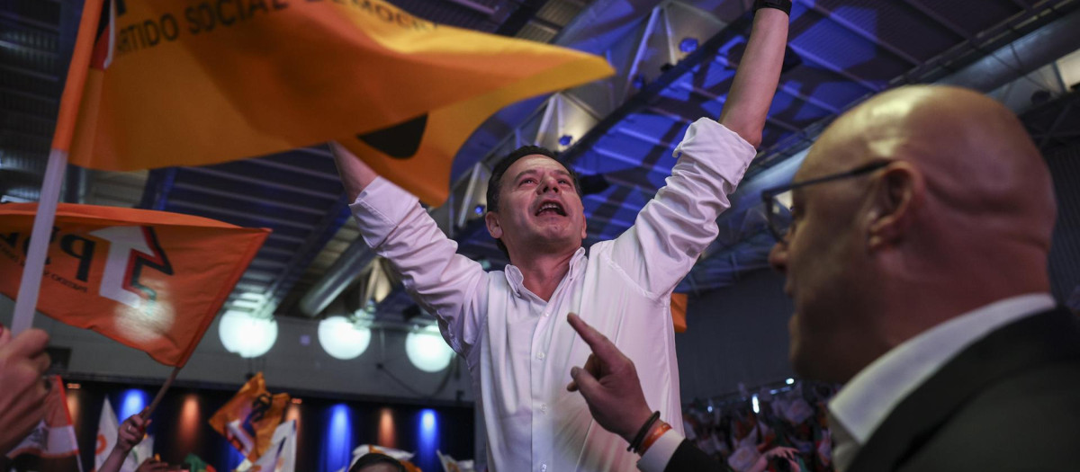 Viseu (Portugal), 11/05/2025.- President of the Social Democratic Party (PSD), Luis Montenegro (L), during a rally for the legislative elections campaign in Viseu, Portugal, 11 May 2025. (Elecciones) EFE/EPA/MIGUEL A. LOPES