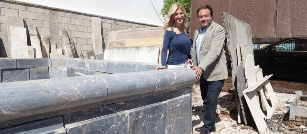 Lourdes Morales y Daniel García Ibarrola, junto a la fuente