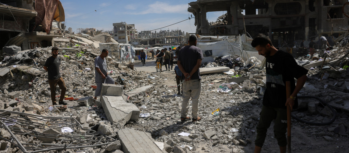 Personas inspeccionan los daños entre los escombros de un edificio alcanzado por un ataque israelí en Jabalia, en el norte de la franja de Gaza