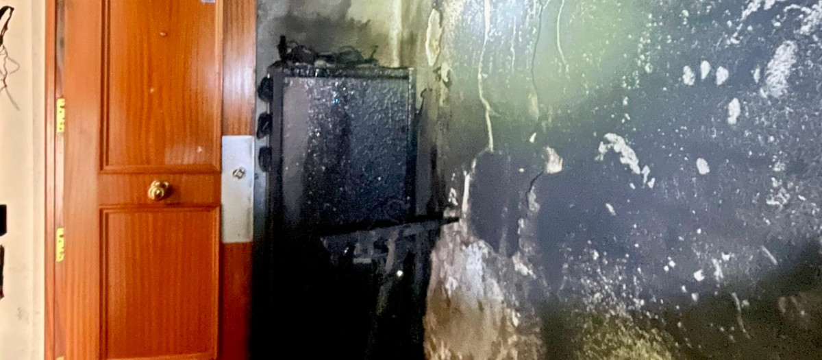 Aspecto de la vivienda tras el incendio de un patinete eléctrico.