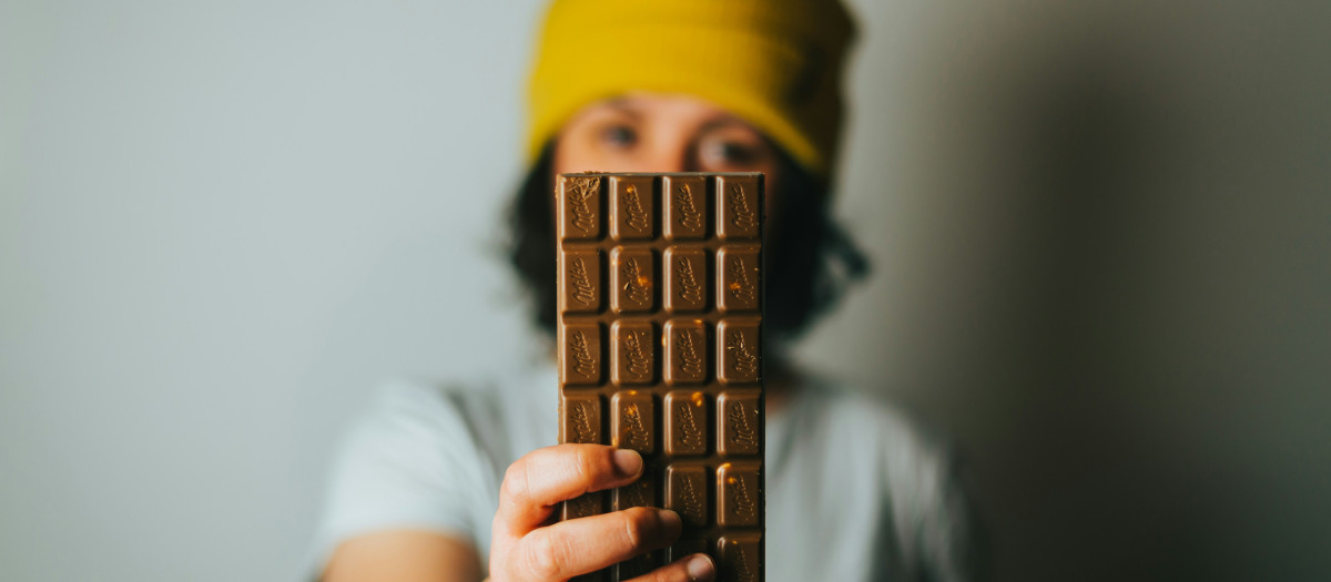 Una persona con una tableta de chocolate
