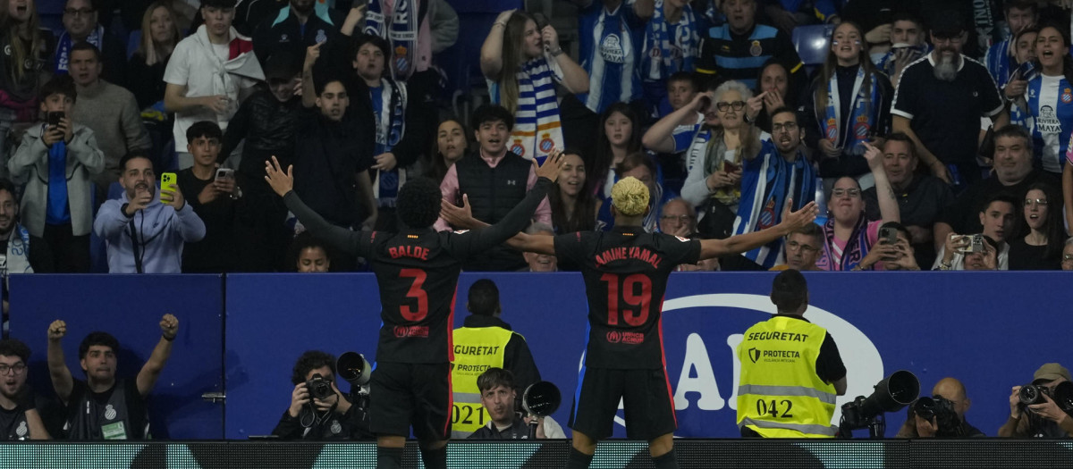 Los jugadores del Barcelona celebran el gol de Lamine Yamal