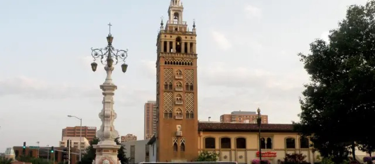 La Giralda del centro comercial Country Plaza, en Kansas.
