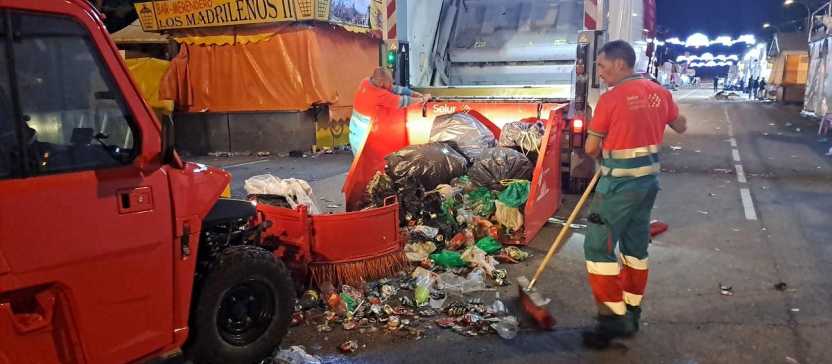 Los servicios municipales de limpieza recogieron ayer en San Isidro