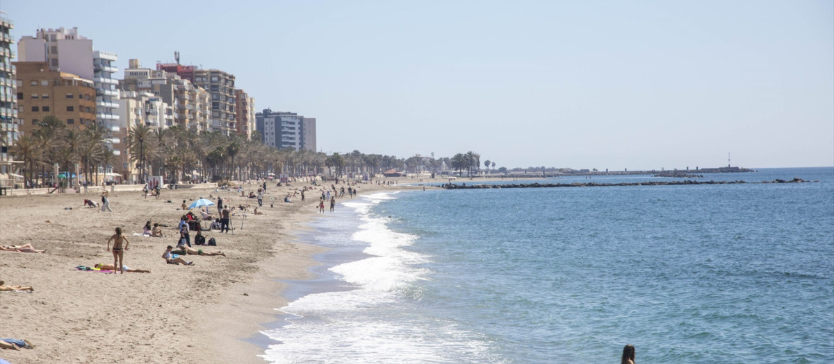 Bañistas y almerienses tomando el sol en la Playa del Zapillo de Almería