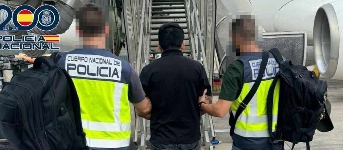 Expulsión de uno de los 13 ciudadanos extranjeros "multirreincidentes"
REMITIDA / HANDOUT por POLICÍA NACIONAL
Fotografía remitida a medios de comunicación exclusivamente para ilustrar la noticia a la que hace referencia la imagen, y citando la procedencia de la imagen en la firma
16/5/2025
