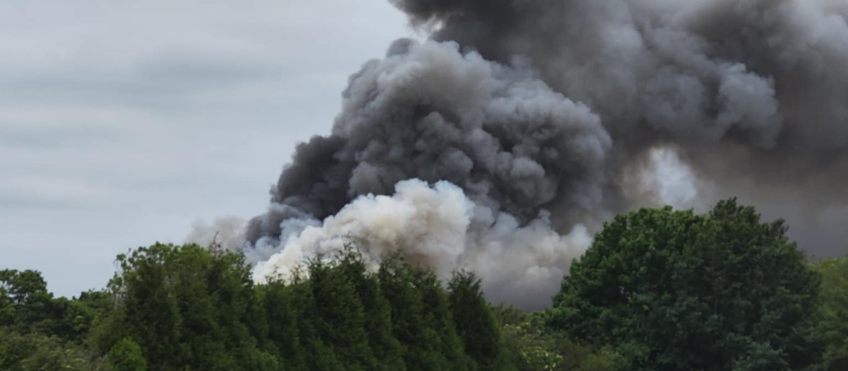 Imagen del incendio en una antigua base de la Real Fuerza Aérea en Reino Unido