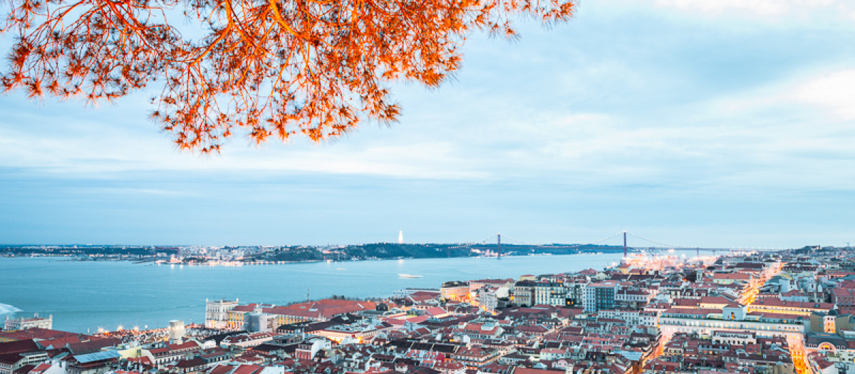 Vista de Lisboa al atardecer desde el castillo de San Jorge.
