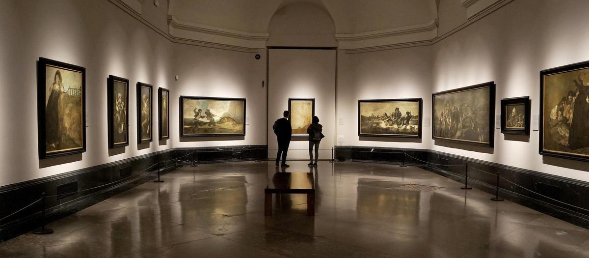 Personas disfrutando de las obras de un museo
