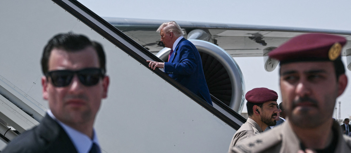 El presidente Donald Trump aborda el Air Force One en el aeropuerto de Doha