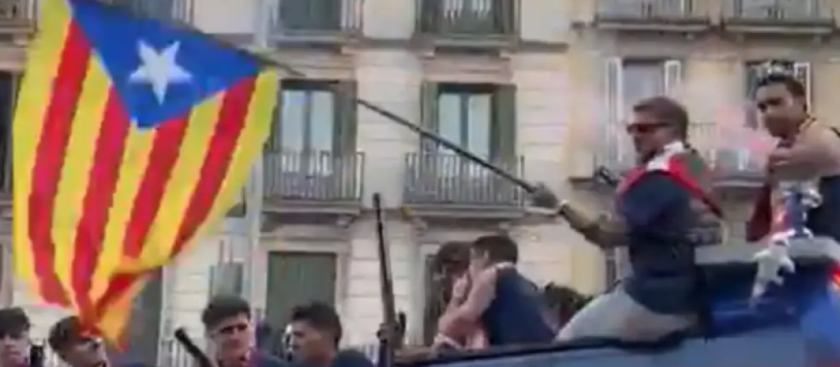 Íñigo Martínez ondea la estelada durante la celebración del Barça
