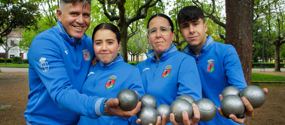 Los cuatro miembros de la familia Sastre Sánchez, que representarán a Castilla y León en los campeonatos de España de petanca