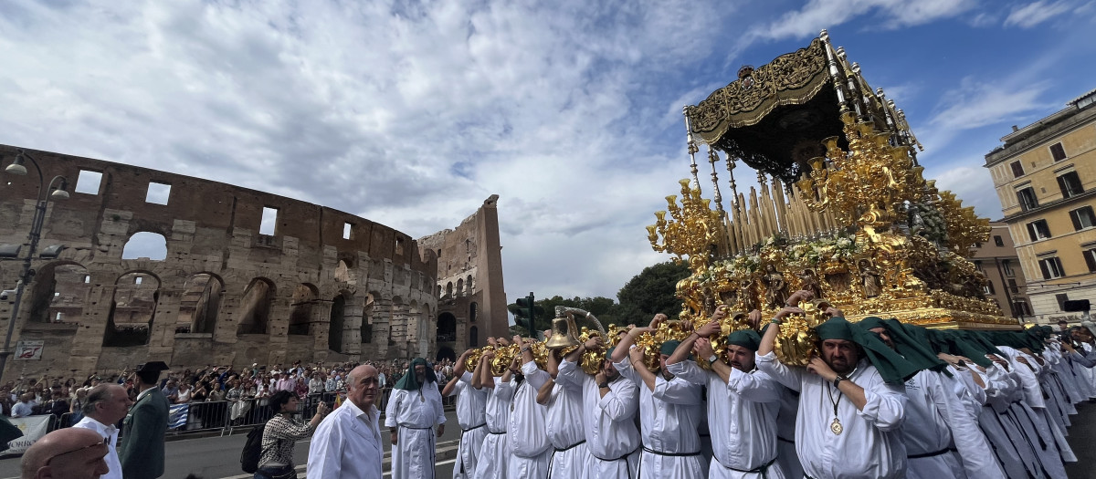 ROMA (ITALIA), 17/05/2025.- Nazarenos participan en una procesión histórica y que difícilmente se volverá a repetir en la que el paso del Nazareno de la Cofradía del Dulce Nombre de Jesús Nazareno -imagen del siglo XVII- ha estado acompañado de otros emblemáticos pasos de la Semana Santa española como el Cristo de la Expiración 'El Cachorro' (Sevilla), y la Virgen de la Esperanza Coronada (Málaga), este sábado en Roma (Italia). EFE/ Miguel Salvatierra