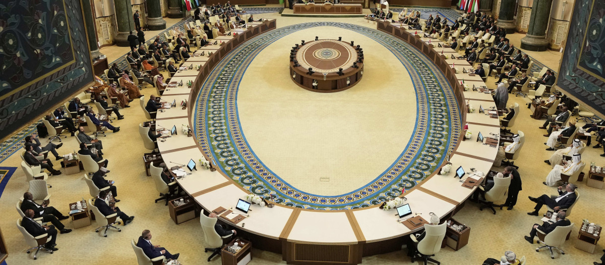 Líderes árabes asisten a la sesión inaugural de la 34ª cumbre de la Liga Árabe en Bagdad, Irak