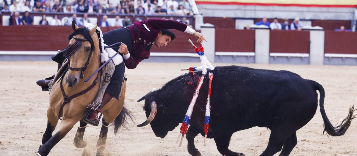 El rejoneador portugués Diego Ventura durante el festejo de rejones de la Feria de San Isidro, con reses de El Capea, Carmen Lorenzo y San Pelayo, este sábado en la Monumental de Las Ventas, en Madrid