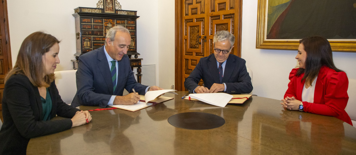 Firma del convenio entre la Diputación de Córdoba y el Hospital San Juan de Dios