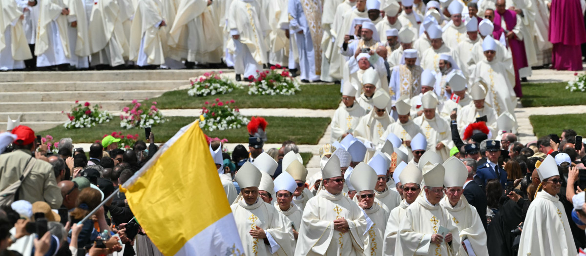 Miembros del clero salen después de una Santa Misa para el inicio del pontificado de León XIV