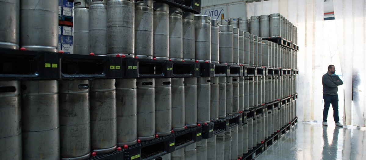 Varios barriles de cerveza artesanal.