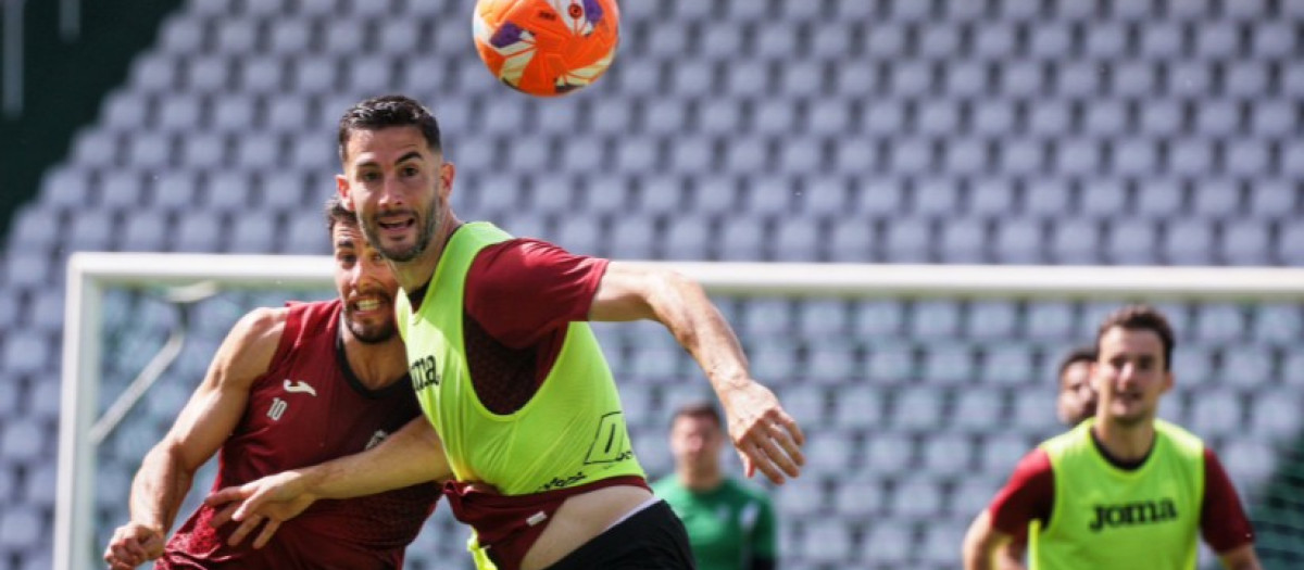 Albarrán persigue el balón durante un entrenamiento