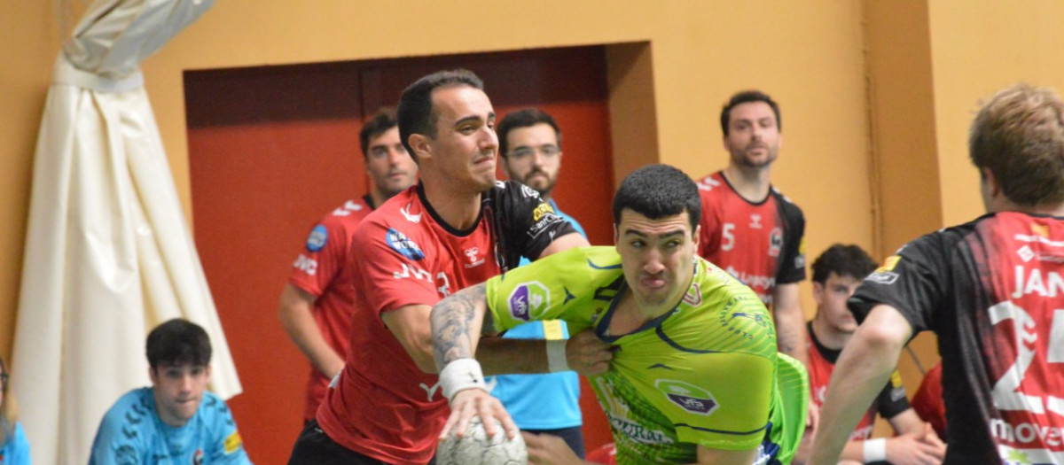 El Córdoba de Balonmano y La Salle no pueden dar el salto de categoría