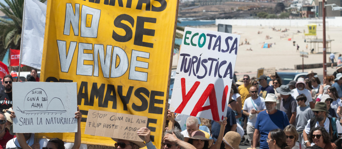 Los colectivos sociales, ecologistas y ciudadanos que impulsaron hace un año las protestas contra los impactos del turismo de masas vigente en Canarias han vuelto a salir este domingo a las calles de las islas, para exigir, por millares, una operativa más sostenible del motor económico del archipiélago. En la imagen, manifestación en Puerto del Rosario, en Fuerteventura.