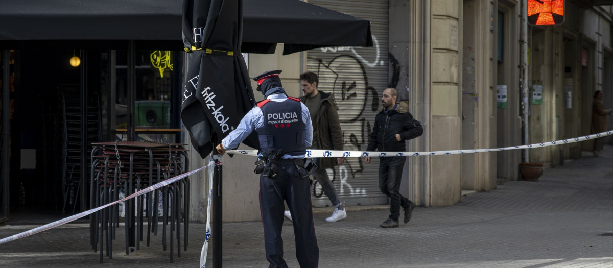 Un agente de los Mossos acordona la zona donde se encontró el torso descuartizado, en 2022