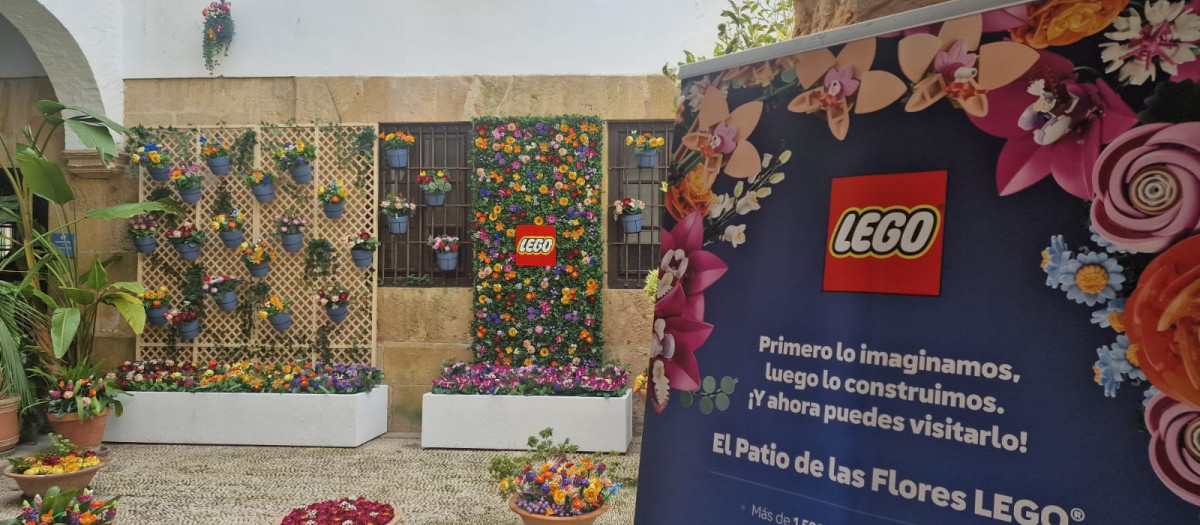 Patio de Orive con flores de Lego