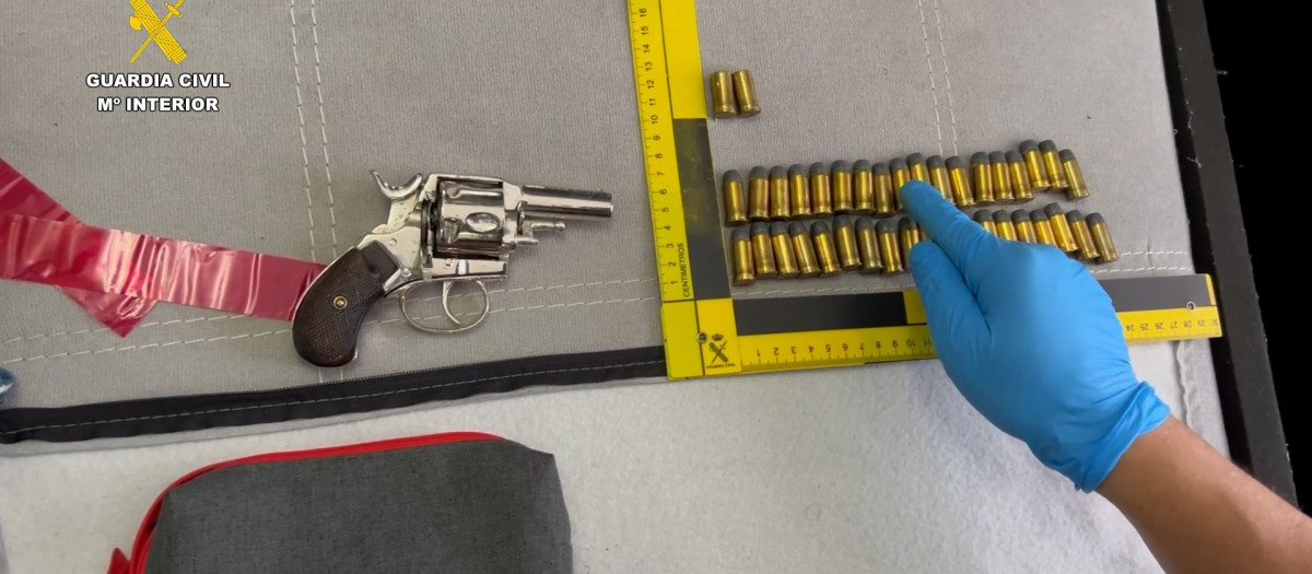 Imagen de un arma y cartuchos intervenidos en Alfafar.