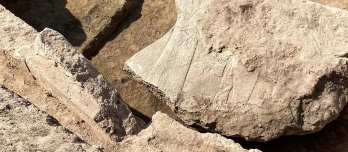 Fragmento de un relieve que representa al rey asirio Assurbanipal se encontró en el Palacio Norte de Nínive