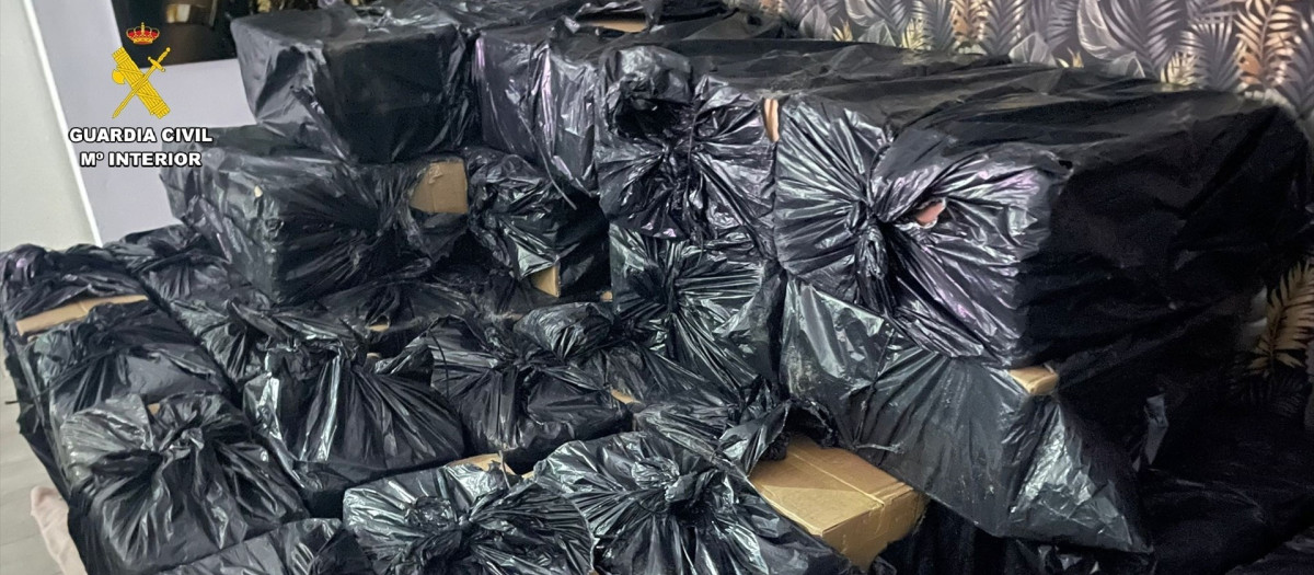Fardos de tabaco de contrabando incautados en Los Barrios.