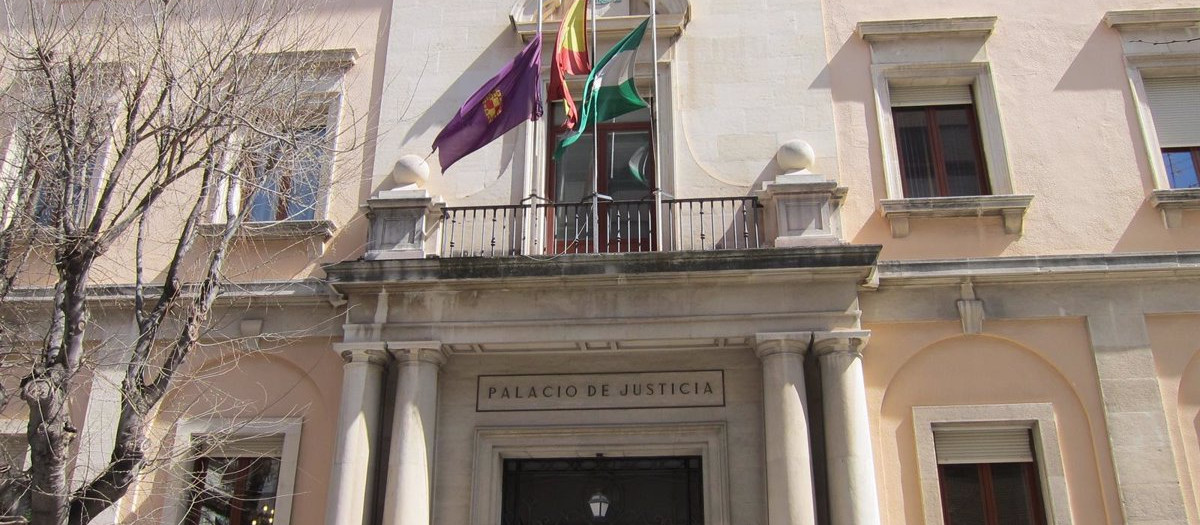 Fachada de la sede de la Audiencia Provincial de Jaén
JAÉN, 13 (EUROPA PRESS)
Los magistrados de la Audiencia Provincial de Jaén Esperanza Pérez y Rafael Morales son los únicos candidatos a presidir este órgano, según han confirmado a Europa Press fuentes del Consejo General del Poder Judicial (CGPJ).
Ambos habían anunciado su aspiración de ocupar esta vacante después de la renuncia de su anterior presidenta, Elena Arias, que ha desempeñado el cargo durante ocho años. No obstante, quedaba por saber si desde algún otro punto de España surgía alguna candidatura más, algo que se consideraba poco probable, pero no descartable.
Ahora, desde el Consejo General del Poder Judicial se ha confirmado que sólo se han presentado Pérez y Morales. Ambos comparecerán el próximo 16 de enero a partir ante su Comisión Permanente para exponer su proyecto de presidencia. El nombramiento final corresponde al pleno del CGPJ previsto el día 25 del mismo mes.
La magistrada Esperanza preside en funciones la Audiencia provincial jiennense, en la que, además, es presidenta de la Sección Tercera. Cuenta con la experiencia de casi 34 años en la carrera judicial, de los que 27 ha sido como magistrada destinada en audiencias provinciales, primero en la de Alicante y después en la de Jaén donde llegó en 2002.
En declaraciones a Europa Press al anunciar su candidatura, apuntó que da el paso porque considera que puede realizar "una función adecuada con arreglo al currículum profesional y al conocimiento sobre la situación de la Audiencia Provincial de Jaén".
Al hilo, señaló su propósito de "aportar una mejora contribuyendo a que la pendencia de asuntos sea menor que la actual y ello redunde en beneficio de la ciudadanía que espera y confía en nuestra justicia". Otra de sus apuestas en el caso de llegar a la presidencia es facilitar "una mayor relación con los distintos órganos jurisdiccionales de nuestra provincia con el fin de poder resolver los problemas que se le pres