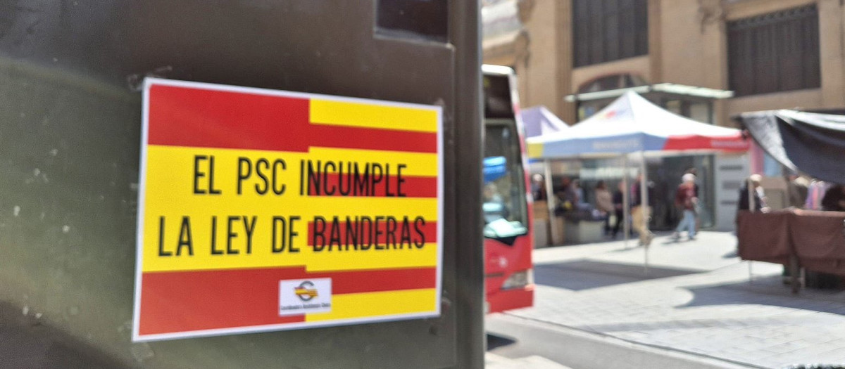 Una de las pegatinas enganchadas en Tarragona
