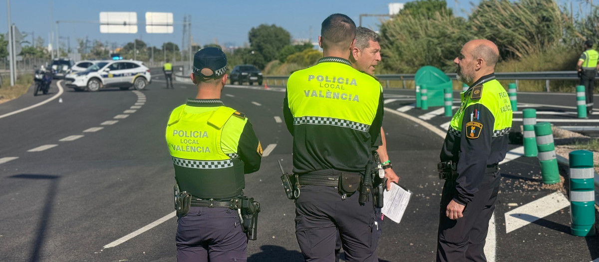 Agentes de la Policía Local y la Guardia Civil, en el lugar del accidente