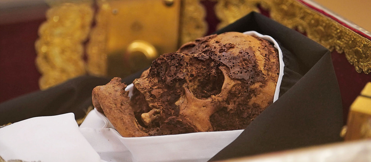 El cuerpo de Santa Teresa de Jesús, expuesto en la basílica de la Anunciación de Nuestra Señora del Carmen de Alba de Tormes