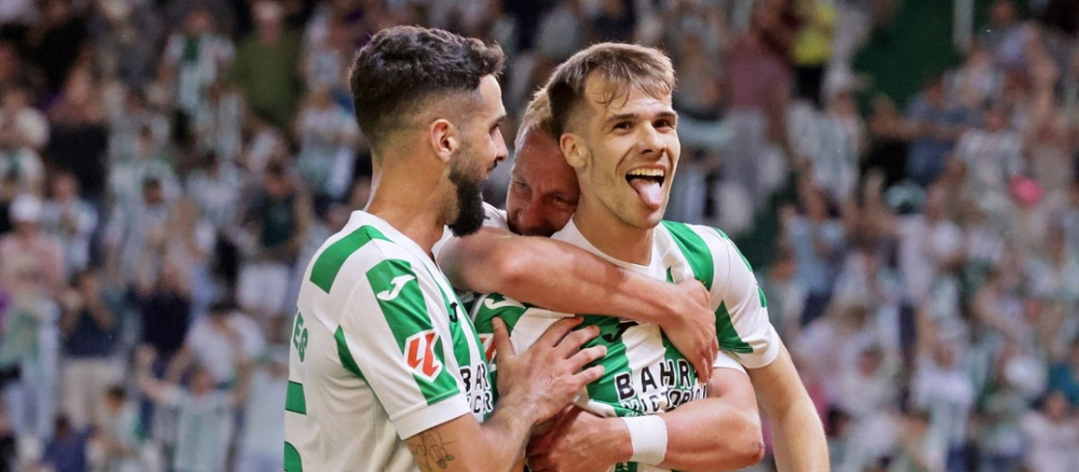 Yoldi celebra su gol al Mirandés abrazo por Xavi Sintes y Obolskii