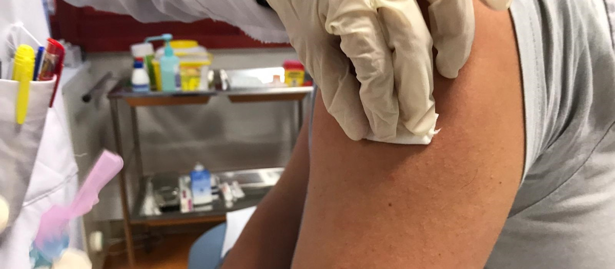 (Foto de ARCHIVO)
Personal de enfermería suministra una vacuna contra la gripe en la campaña de 2020, en plena pandemia por el coronavirus. Covid-19, gripe, vacunas.
EUROPA PRESS
14/10/2020