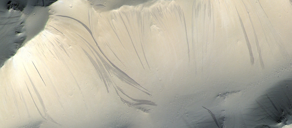 El ExoMars de la ESA ayuda a encontrar una explicación a las intrigantes rayas que descienden por las laderas de Marte