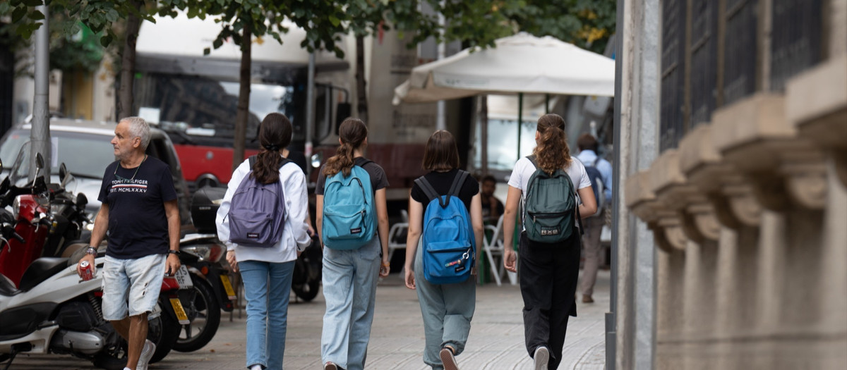 (Foto de ARCHIVO)
Varios niñas con mochilas a la salida del colegio Pia Balmes, en Barcelona, Catalunya (España)