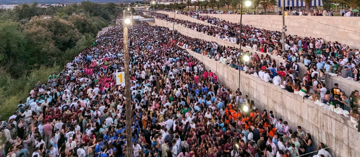 Botellón del miércoles de Feria en el Balcón del Guadalquivir