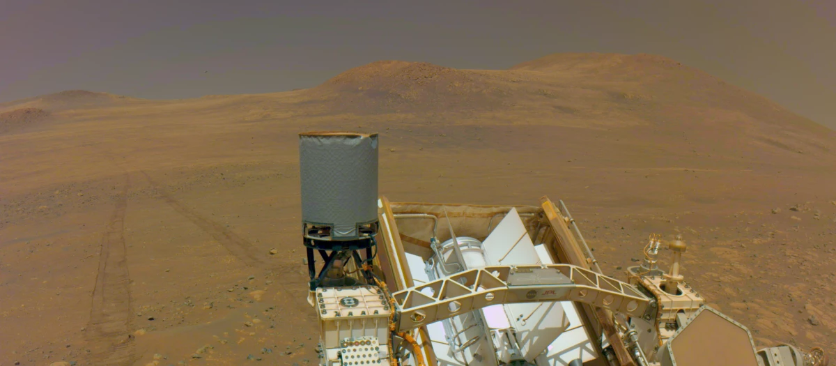 Una de las cámaras de navegación del Perseverance de la NASA capturó las huellas del rover provenientes de un área llamada “Witch Hazel Hill”, el 13 de mayo de 2025