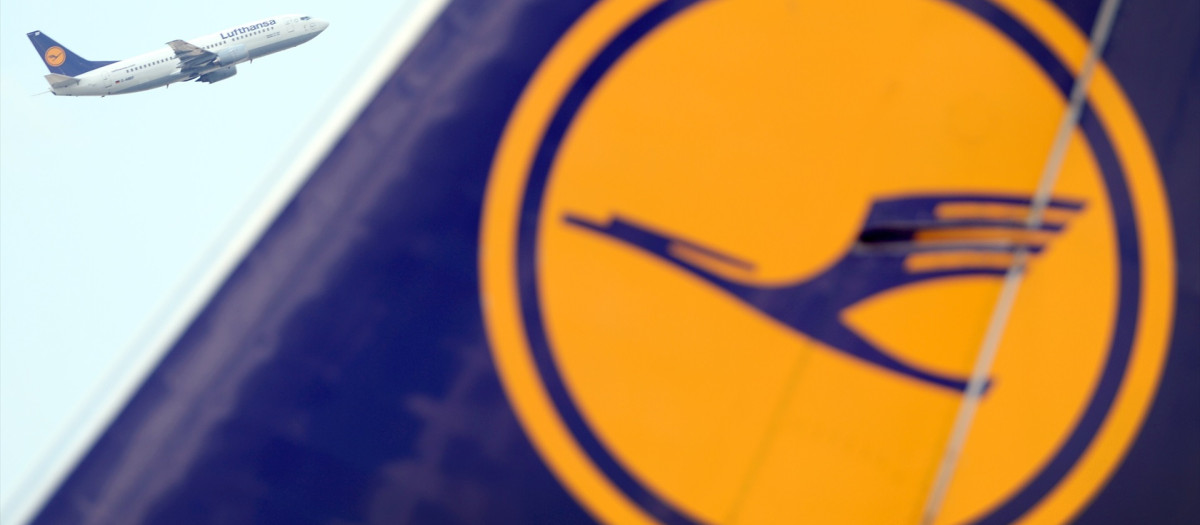 Un avión de Lufthansa junto a su logo