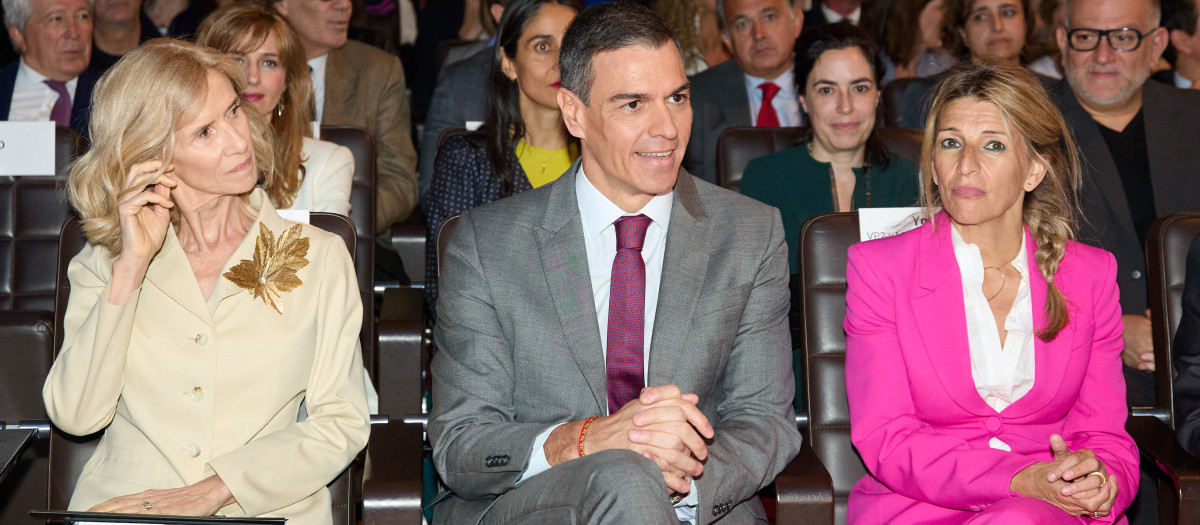 El presidente del Gobierno, Pedro Sánchez, junto con Yolanda Díaz y Cristina Garmendia rodeados de afines