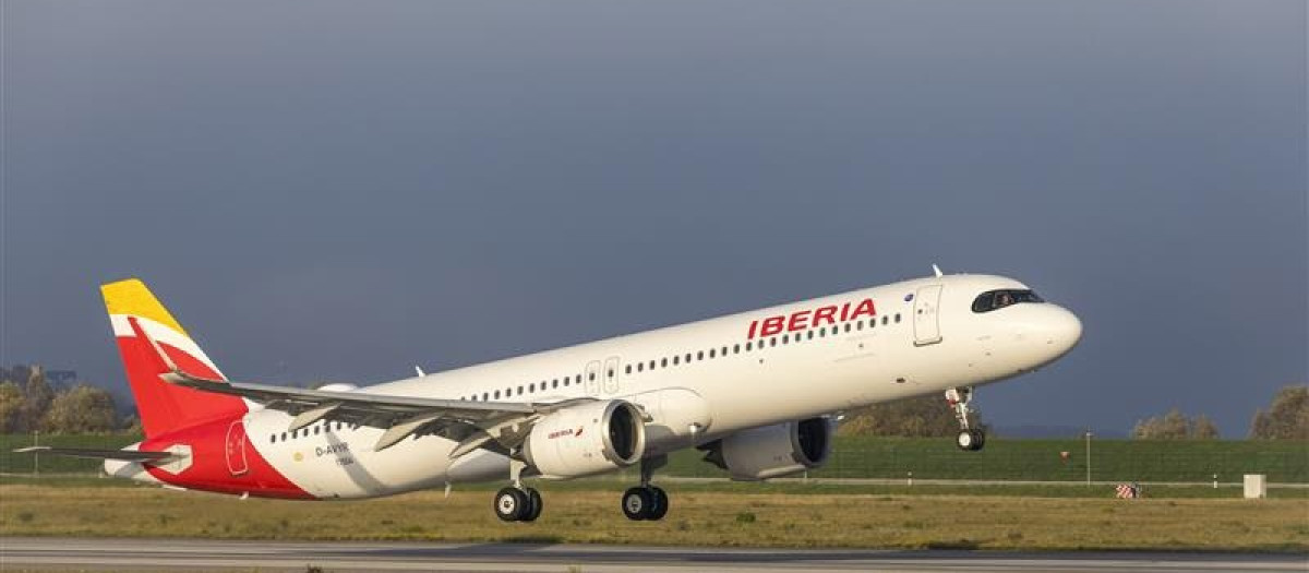 Avión de Iberia despegando