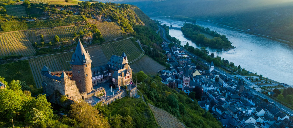 Localidad de Bacharach con su castillo Stahleck junto al Rin.